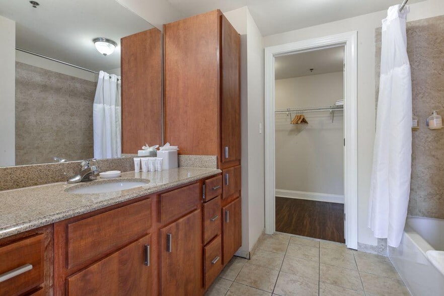 Building Photo - 925 Common St