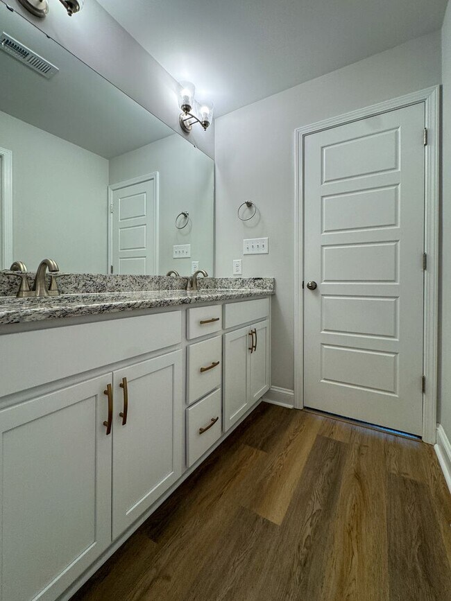 Building Photo - Beautiful 3 Bed 2.5 Bath Home in Raeford