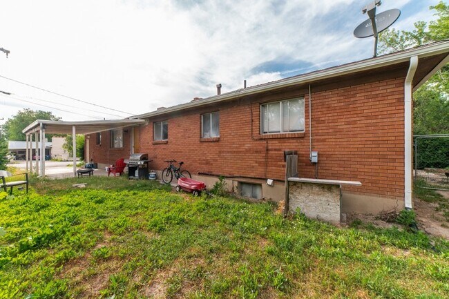 Building Photo - 8831 S 500 E