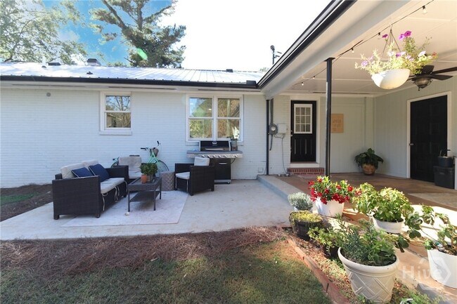 Building Photo - 1092 West Lake Dr