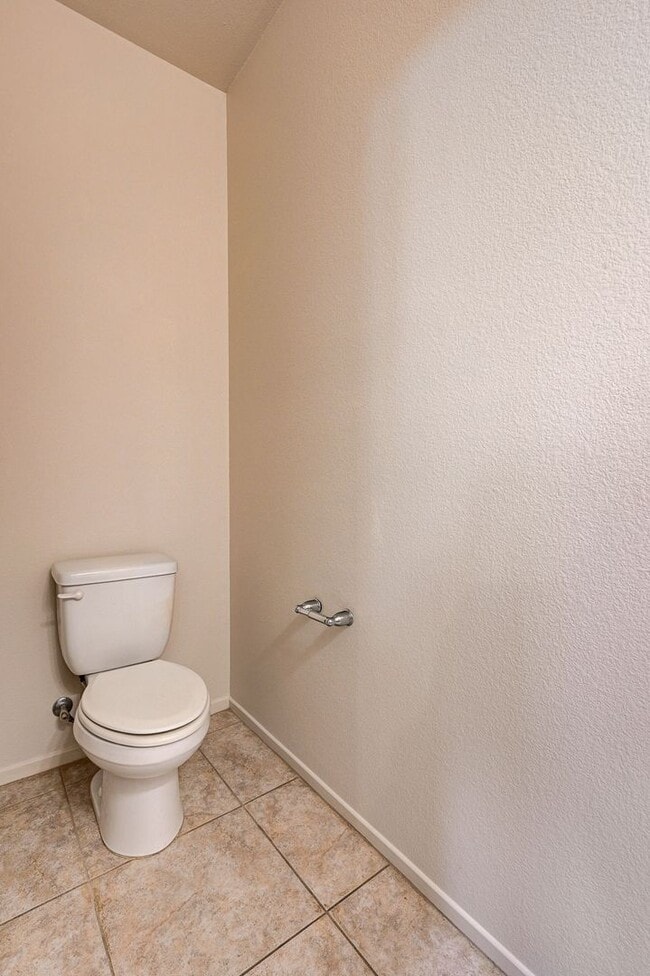 Building Photo - Adorable three bedroom in incredible SW location! Solar panels!
