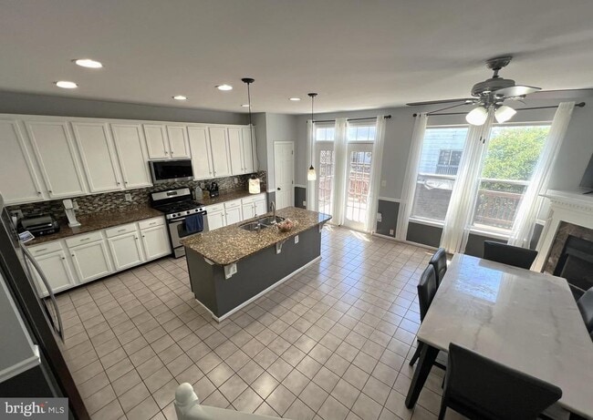 Building Photo - 8819 Blue Royale Ln