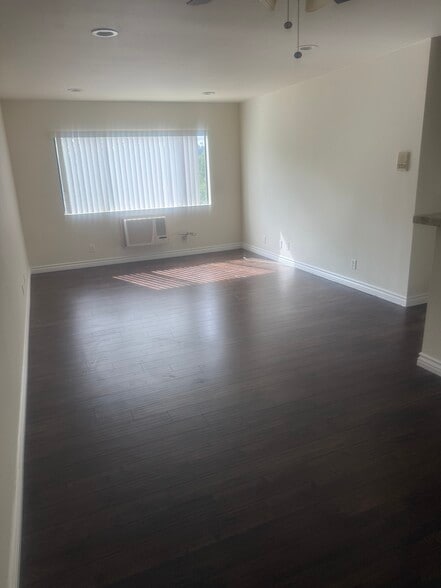 Living room - 1357 Armadale Ave
