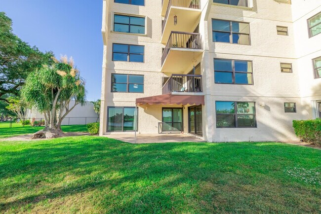 Building Photo - 374 Golfview Rd