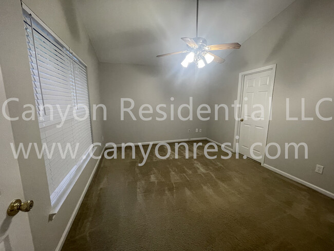 Building Photo - Beautiful 3b Room!Move in ready!