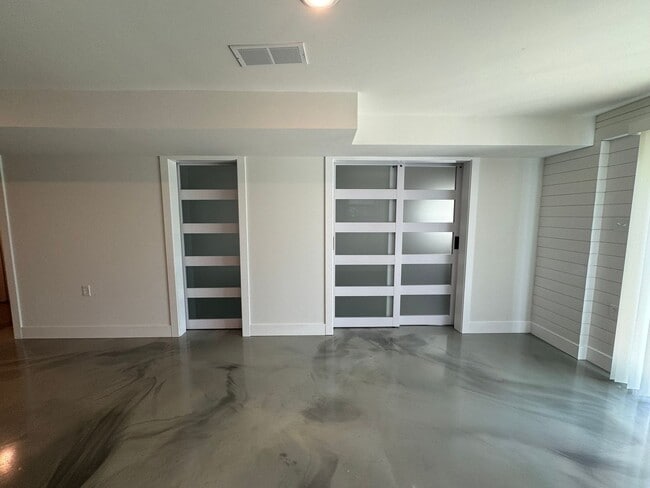 Building Photo - 4 Bedroom house with Second kitchen in basement