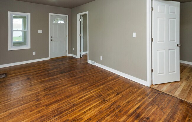 Building Photo - Cozy 3 Bedroom 1 Bathroom- Located near bl...