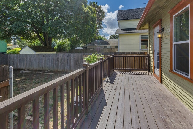 Building Photo - Updated and Fresh 3  Bedroom 2 Bath in Des...