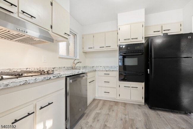 Building Photo - 19 Cooper Dr