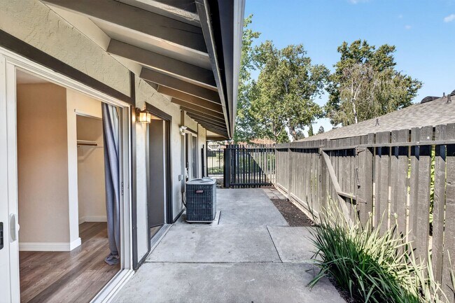 Building Photo - Updated Ground-Floor End Unit with Pool Access & No Stairs in West Roundtree!