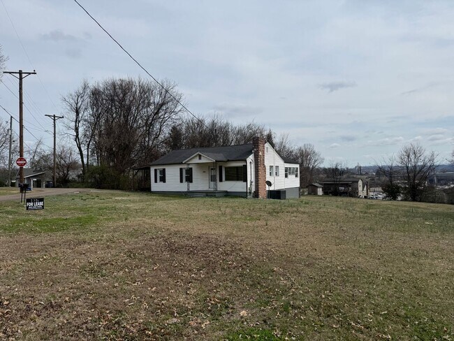 Building Photo - Charming 3 Bedroom 1 Bath home convenient to Middlebrook Pike in the West View Community