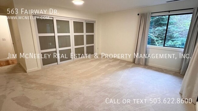 Building Photo - 563 Fairway Dr