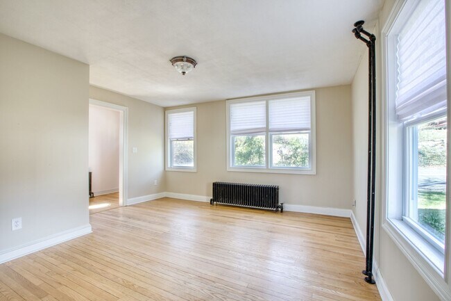 Building Photo - Lovely 2 Bedroom Single Family Home in Historic Monroe District