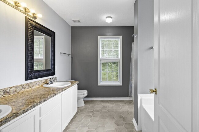 Building Photo - Purple Door Home in Raeford