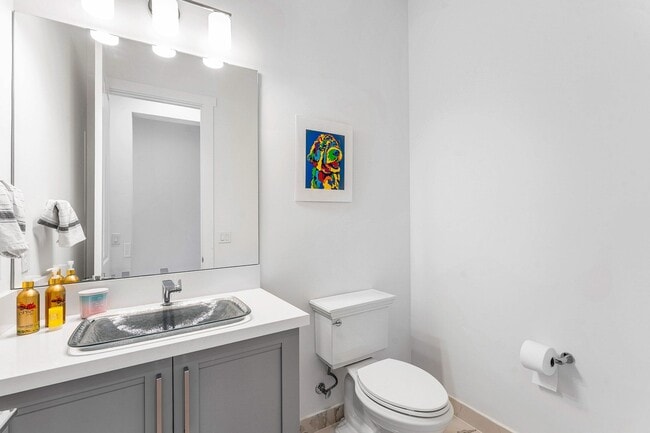 Building Photo - 9256 Crestview Cir