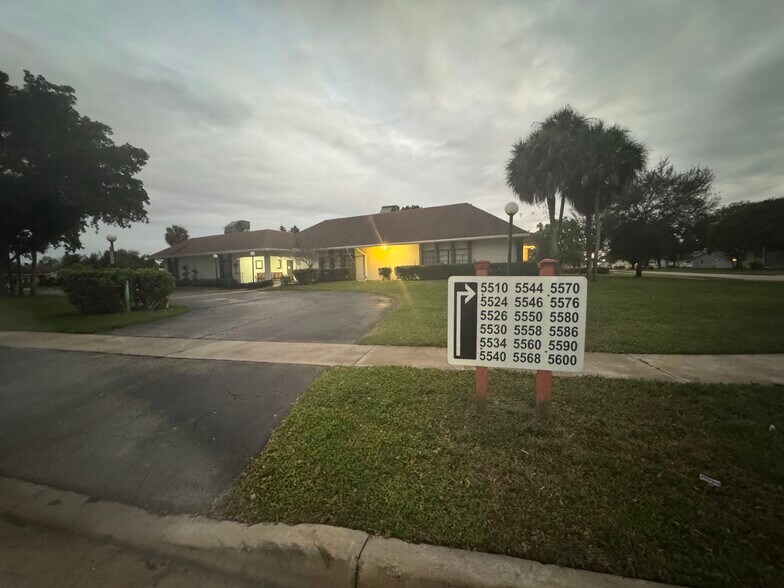 Building Photo - 5482 Lakewood Cir S