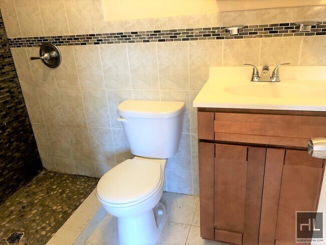 Building Photo - 869 E 95th St