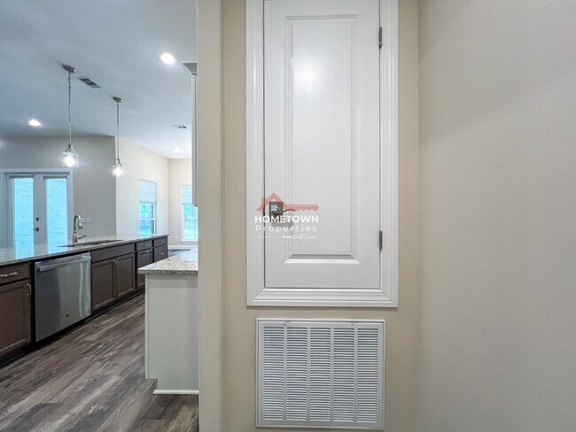 Building Photo - Charming Custom-Built Home with Bonus Room...