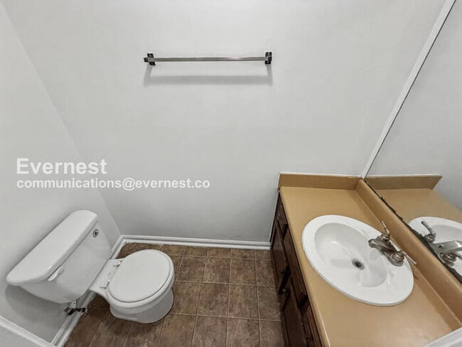 Building Photo - 2 Bed/2 Bath Townhome with Fenced Yard / Pet-Friendly / Vouchers Accepted / Available Now!