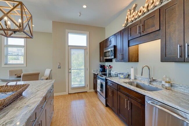 Building Photo - Stunning unfurnished 3BR/2.5BA Condo in Prime Belmont/Vanderbilt Location!