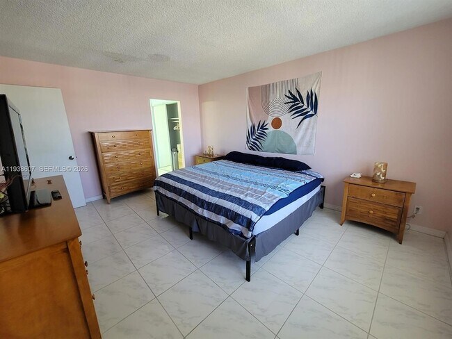 Building Photo - 401 Golden Isles Dr