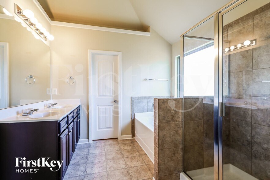 Building Photo - 6013 Cloverfield Way