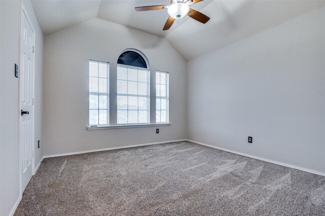 Building Photo - Large 4 Bedroom Home in High Pointe!