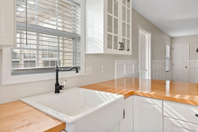 Building Photo - Beautiful 3 BR, 3BA Home-District 1 Schools, Walking Distance to Downtown Inman