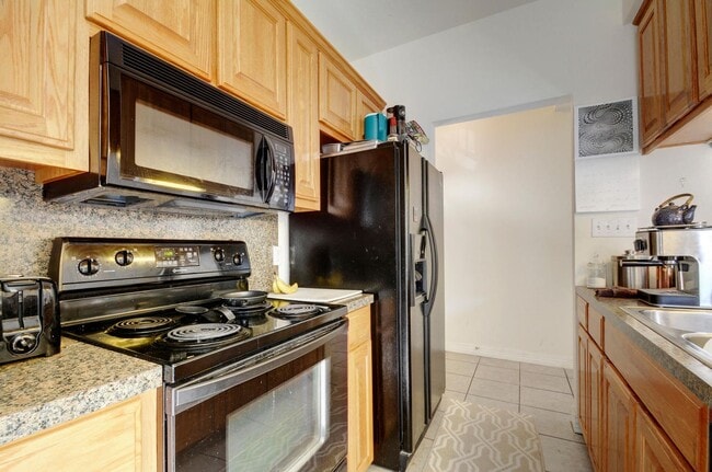 Building Photo - West Campus Gem!!!