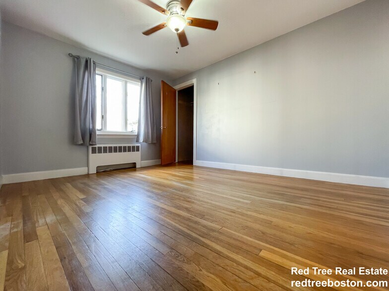 Building Photo - 14 Caltha Rd