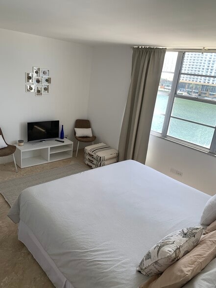 Building Photo - 905 Brickell Bay Dr