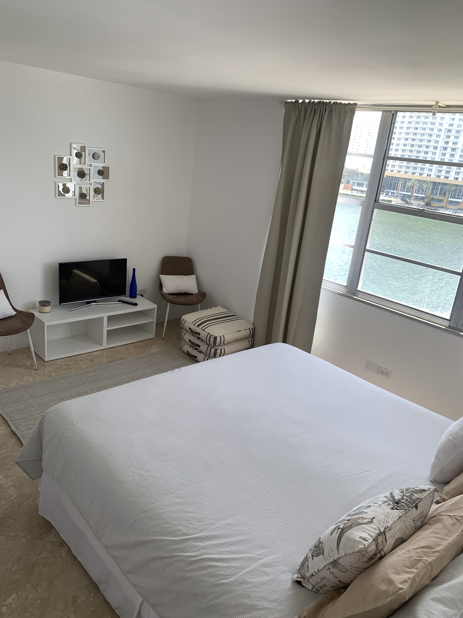 Building Photo - 905 Brickell Bay Dr