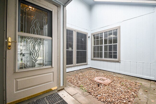 Building Photo - 9111 Belle Glen Dr