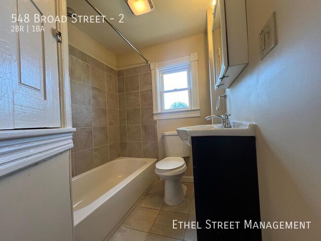 Building Photo - Newly-Updated Two Bedroom Apartment in Naz...