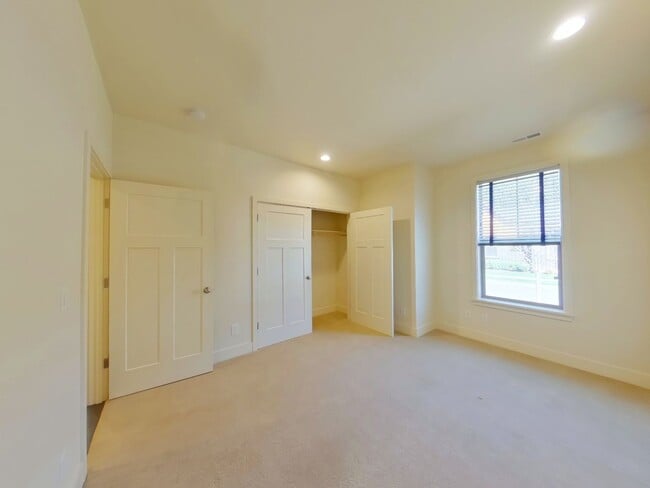 Building Photo - Newer Duplex Near Autzen Stadium - 3Bed/2B...