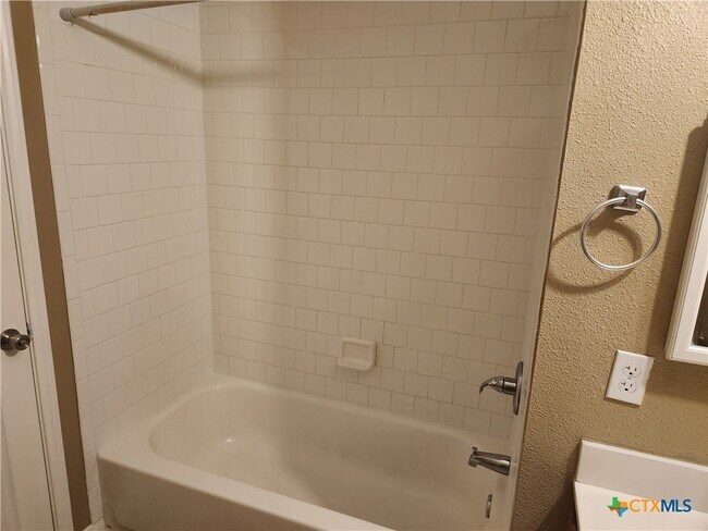 Building Photo - 2207 Bluebonnet Dr