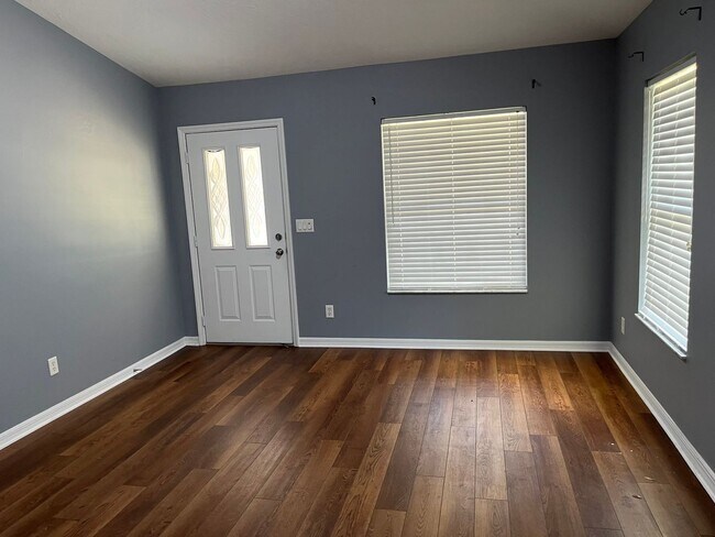 Building Photo - Spacious & Well-Maintained 2 Bedroom Home ...