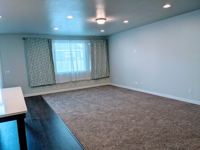 Building Photo - 3293 S Lincoln Ln