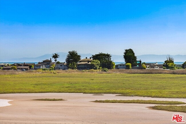 Building Photo - 4297 Carpinteria Ave