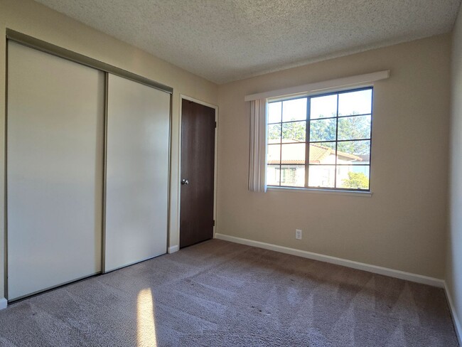 Building Photo - Spacious Top Floor Condo with Washer/Dryer...