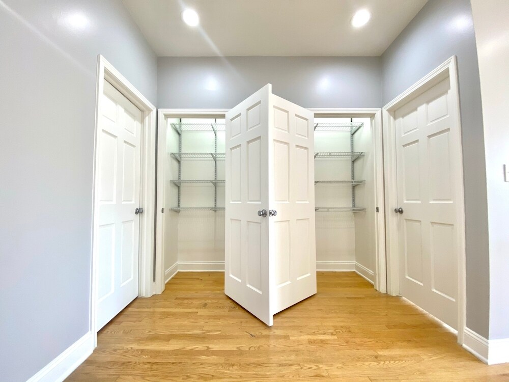 Building Photo - 1010 W Sunnyside Ave