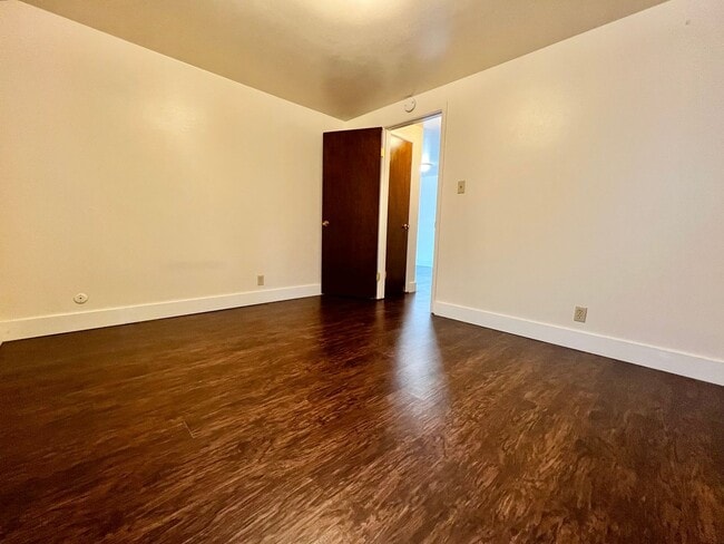 Building Photo - Robertson1001 (KC-JF-NB)