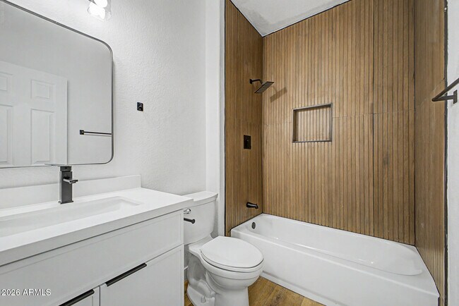 Building Photo - 706 E Las Colinas Pl