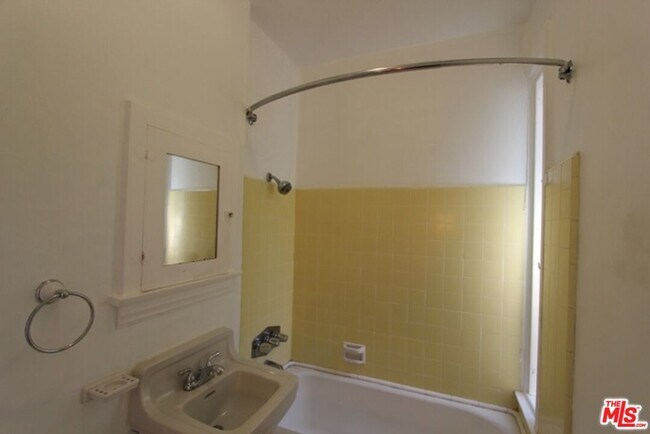 Building Photo - 6656 Vista Del Mar