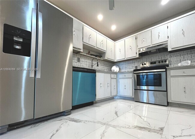 Building Photo - 100 Bayview Dr