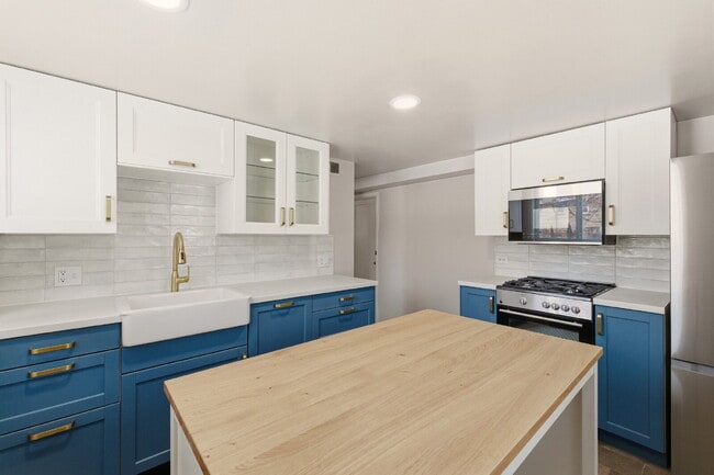 Building Photo - Price Drop! Renovated studio with garage + utilities included! Modern kitchen with island, update...
