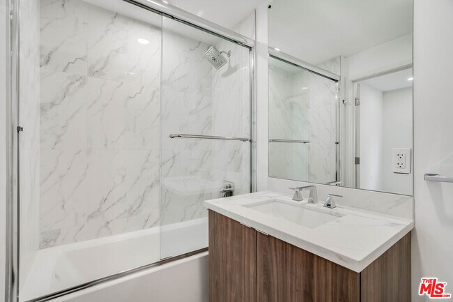 Building Photo - 1021 S Shenandoah St