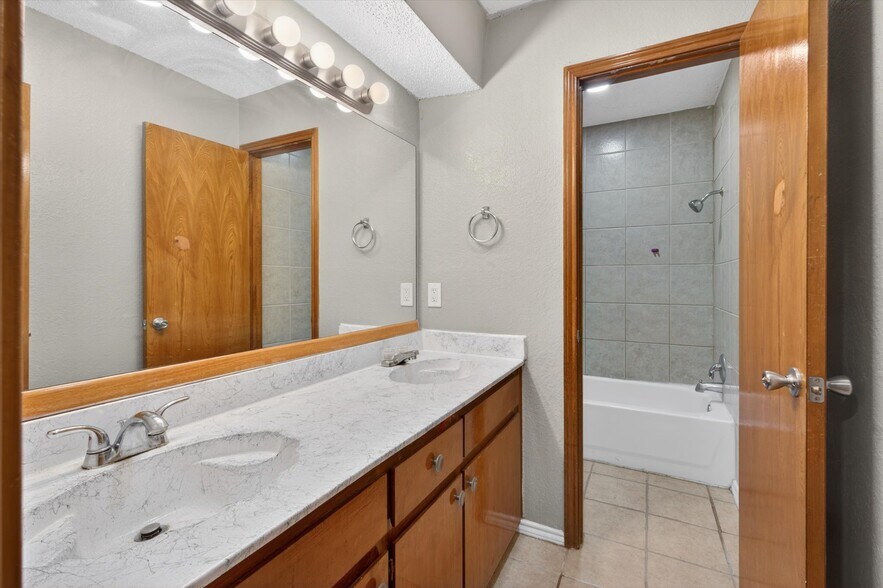 Building Photo - 305 Cambridge Dr
