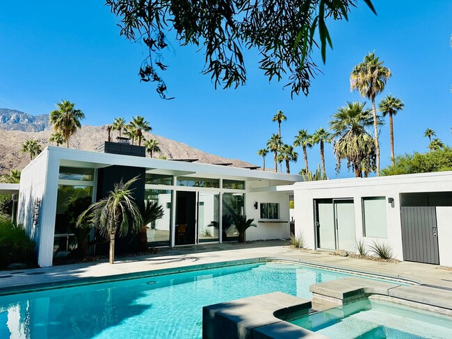 Primary Photo - Stunning Midcentury Retreat in Twin Palms ...