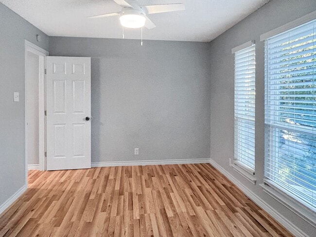 Building Photo - Updated Gem Near Thousand Oaks